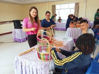 โครงการฝึกอาชีพคนพิการและผู้ดูแลคนพิการในหลักสูตร&quot;การสานตะกร้าจากหวายเทียม&quot; องค์การบริหารส่วนตำบลเมืองเดช